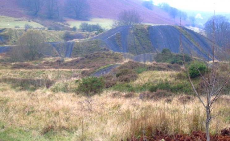 Landscape in South Wales, near Varteg, scarred by slag heaps from deep coal mining. Now coal mining companies want to start all over again with open pit mines. Photo: Nicholas Mutton via geograph.org.uk (CC BY-SA).